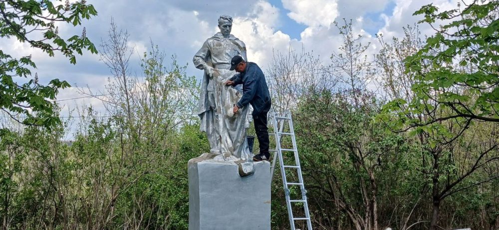 Сергей Козенко: В пгт Изварино сотрудники отдела по жизнеобеспечению и неравнодушные жители поселка провели субботник по благоустройству Братской могилы советских воинов