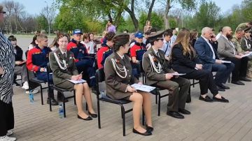 Сегодня студенты  КФИиМ (филиал) ЛГУ им.В.Даля  и добровольцы ССО "Молодогвардеец" ЛугРО ВСКС присоединились к международной акции "Диктант Победы"! В этом году они писали диктант в исторически значимых местах Краснодона: в...