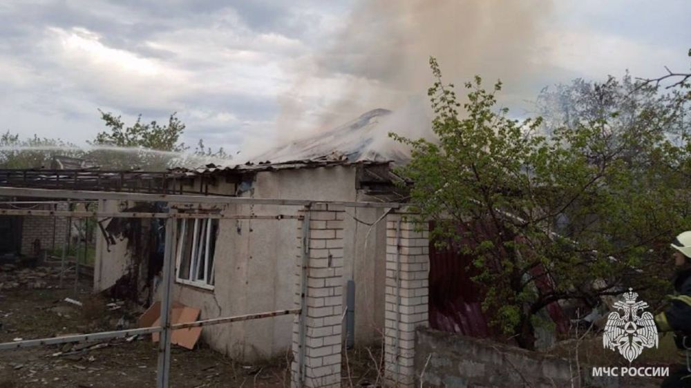 МЧС России ликвидировали пожар на крыше частного дома в Рубежном