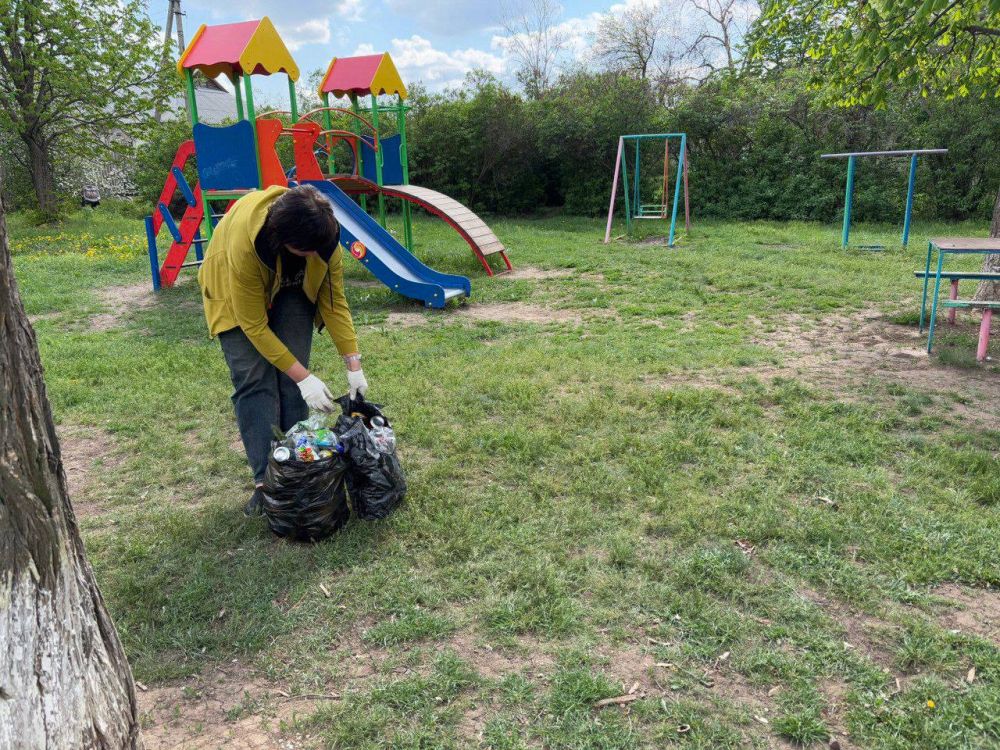 Сотрудники отдела по жизнеобеспечению пгт Новосветловка, с. Белоскелеватое, с. Пархоменко, п. Хящеватое, члены ПП "Едина Россия" приняли участие во Всероссийском субботнике в рамках федерального проекта «Формирование...