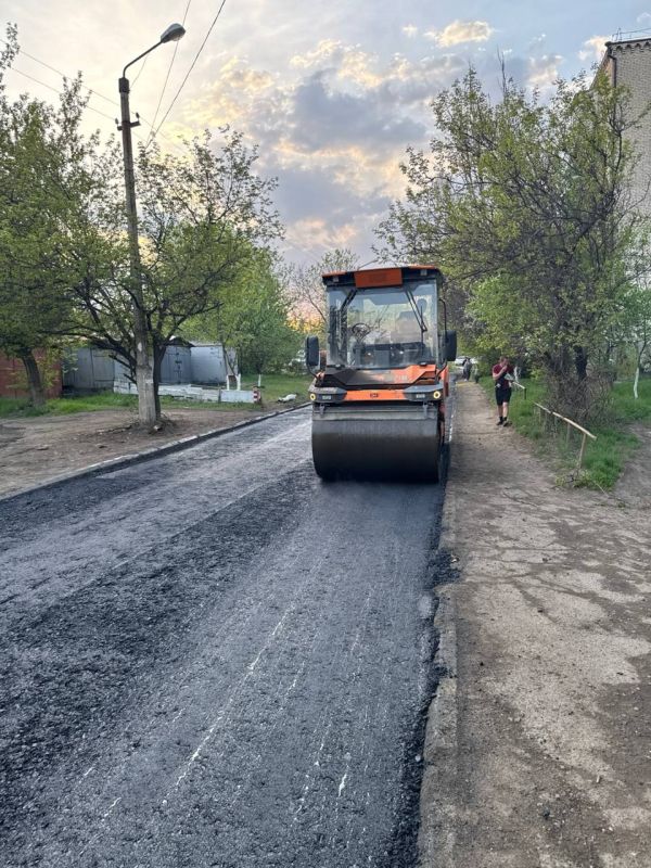 Сергей Козенко: Сотрудники МУП «Дорожно-эксплуатационное управление» приступили к укладке асфальтового покрытия на квартале Лютикова в Краснодоне на участке дороги от детской больницы до дома № 21. Общая площадь работ...