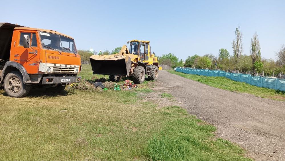 Муниципальным предприятием «Ритуальные услуги» ведется работа по вывозу мусора с городских кладбищ