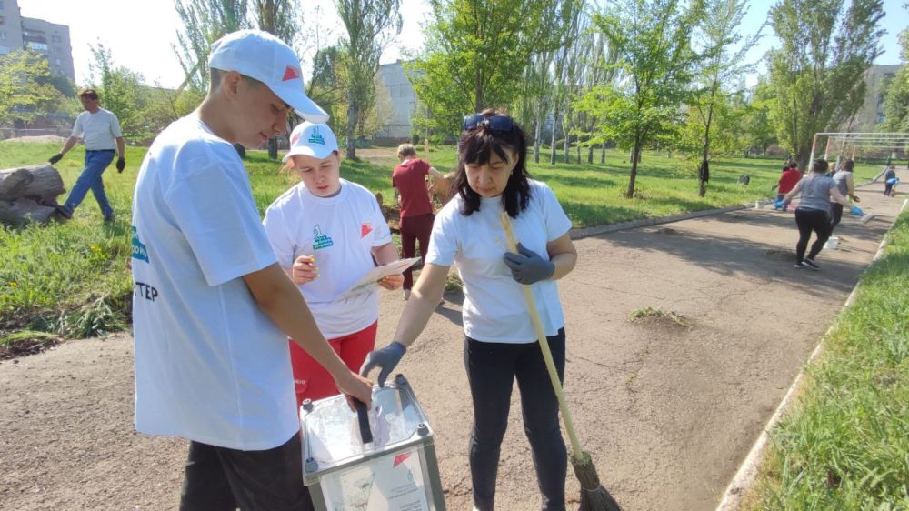 Сергей Козенко: Наши волонтеры благоустройства активно включились в процесс Всероссийского субботника! Они не только потрудились на благо нашего округа, но и предложили всем участникам трудового десанта принять участие в...