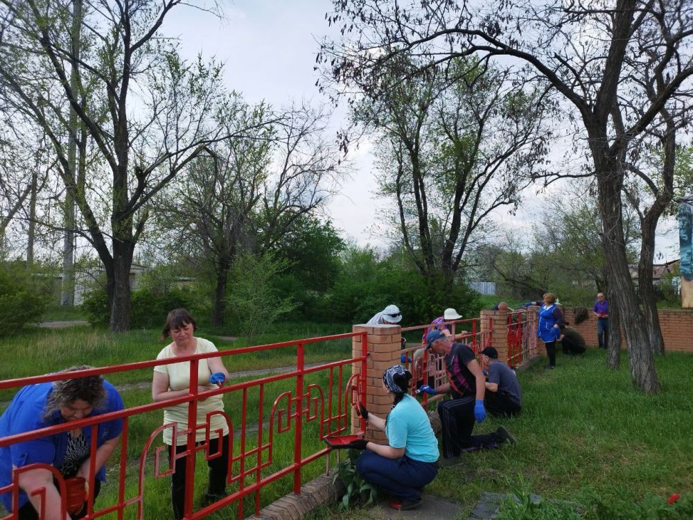 Краснодонские активисты Партии «ЕДИНАЯ РОССИЯ» присоединились ко Всероссийскому субботнику, который проходит во всех регионах нашей страны