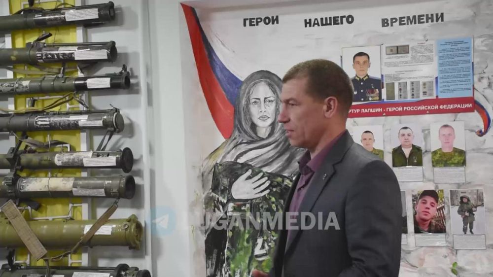 В Музее истории города Первомайска состоялась церемония торжественного открытия стенда, посвященного уроженцу города, Герою России Артуру Лапшину