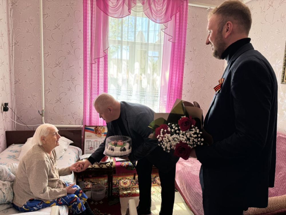 Константин Бутримов: Сегодняшний день был наполнен особым смыслом. Вместе с заместителями главы Администрации Антрацитовского муниципального округа Маратом Гайсиным и Натальей Шаталовой, а также депутатом Совета...