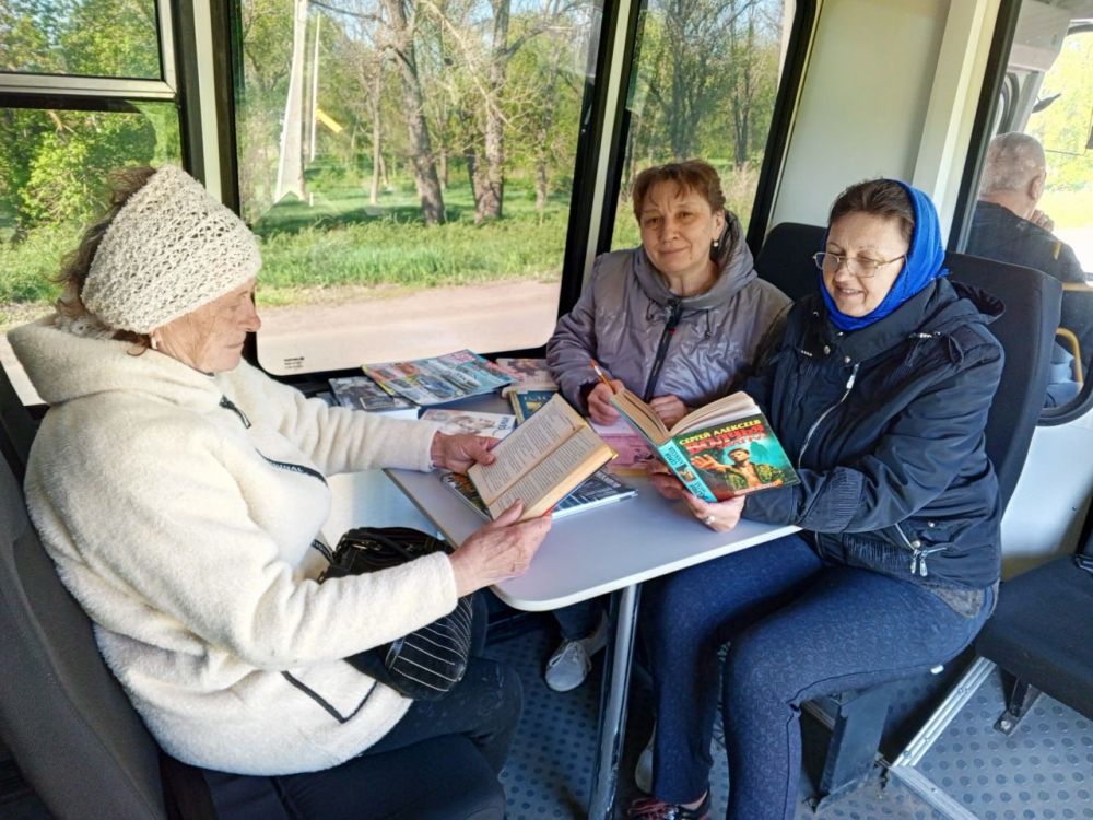 «Передвижной библиобус» привез книжные новинки жителям отдаленных территорий Краснодонщины