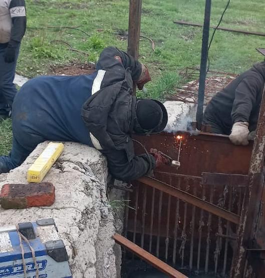 Аварийная бригада ОАО «Сыктывкарский Водоканал» работает в подшефном для Коми городе Ровеньки в составе «Лугансквода»