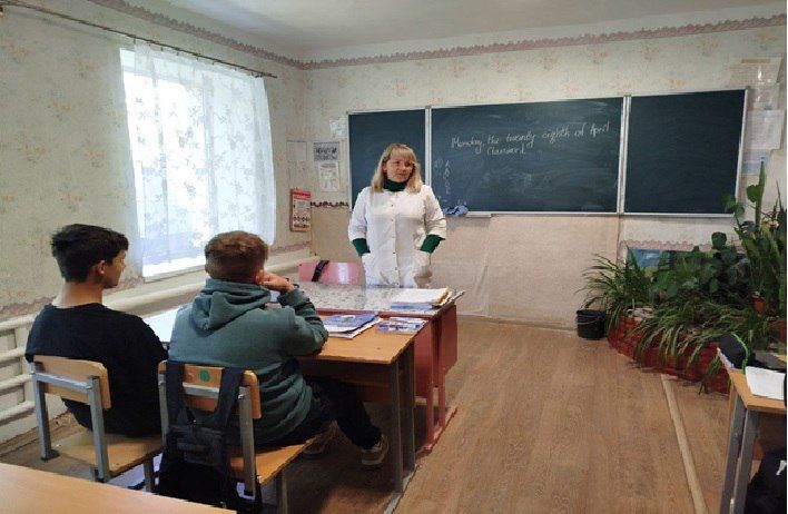 Славяносербские медики продолжают профориентационную работу со школьниками