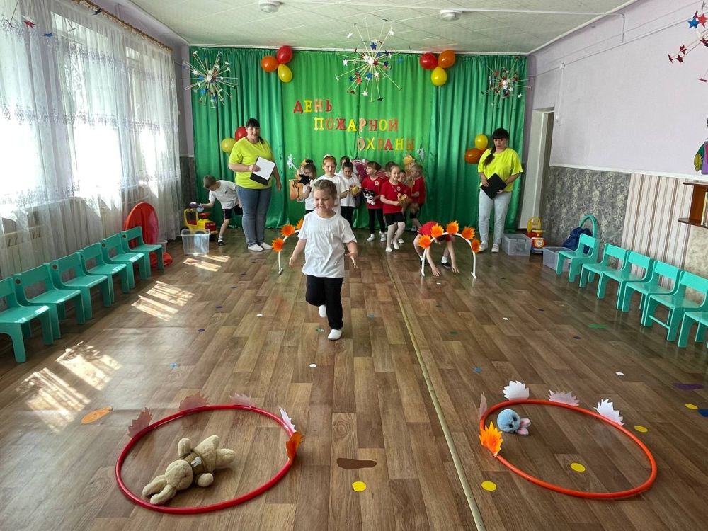 В детском саду "Тополек" прошло спортивное развлечение «Юные пожарные», приуроченное Дню пожарной охраны России
