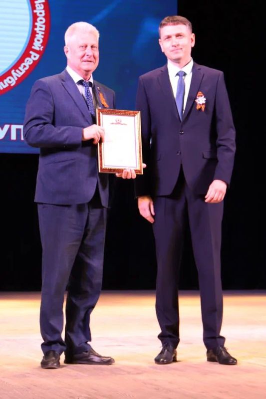 Сергей Козенко: Вчера в Луганске, в рамках торжественного мероприятия, посвященного Дню местного самоуправления Российской Федерации, получил Почетную грамоту Главы Луганской Народной Республики Леонида Ивановича Пасечника