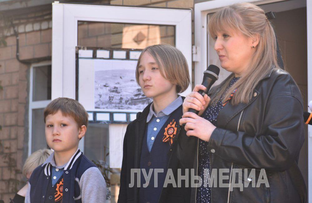 В рамках реализации партийного проекта "Новая школа" ВПП "Единая Россия" в луганском лицее-интернате открыли «Парту Героя» в честь участника спецоперации