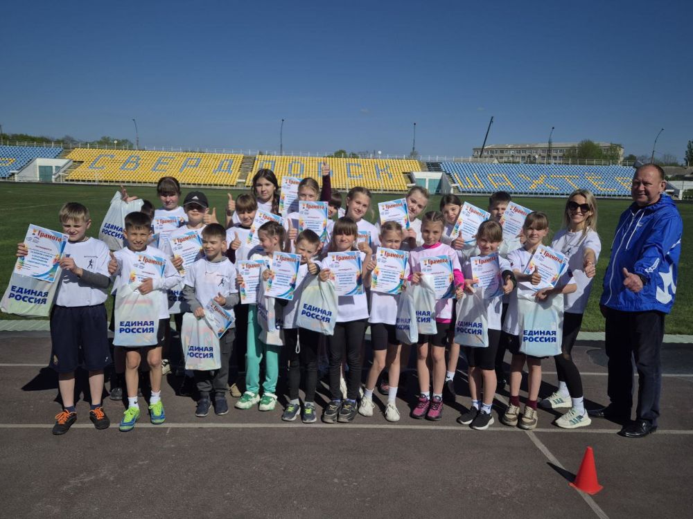 Сегодня в рамках проекта «Здоровое будущее» партии «Единая Россия» на стадионе им. Н. Горюшкина прошло спортивное мероприятие «Здоровые старты», в котором приняли участие юные спортсмены отделения легкой атлетики ГБУ ЛНР «СК...