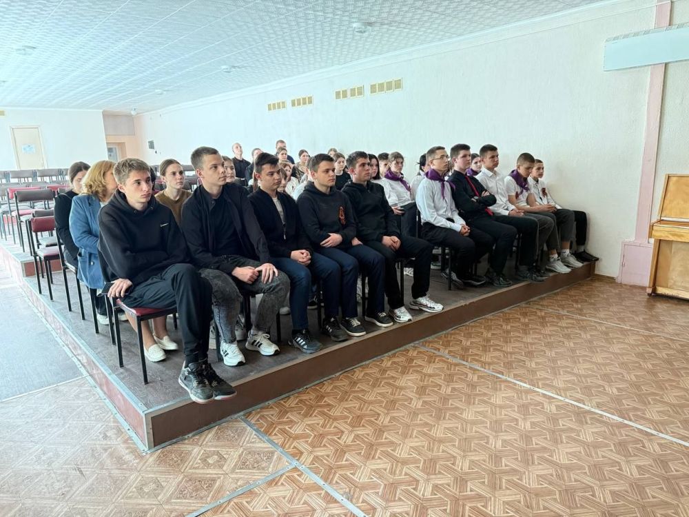«Я бы в медики пошел». В «Зимогорьевской гимназии имени Воинов Интернационалистов» для старшеклассников состоялась профориентационная лекция с врачами «Славяносербской ЦРБ»
