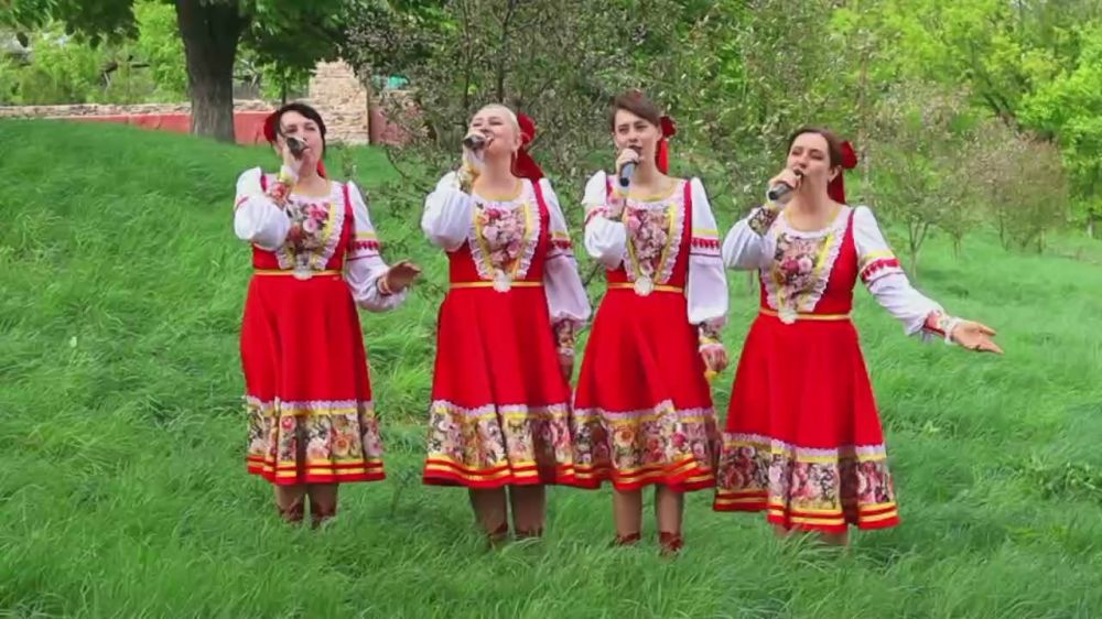 Работники Беловодского районного Дома культуры от всего сердца поздравляю своих земляков с праздником Весны и труда!