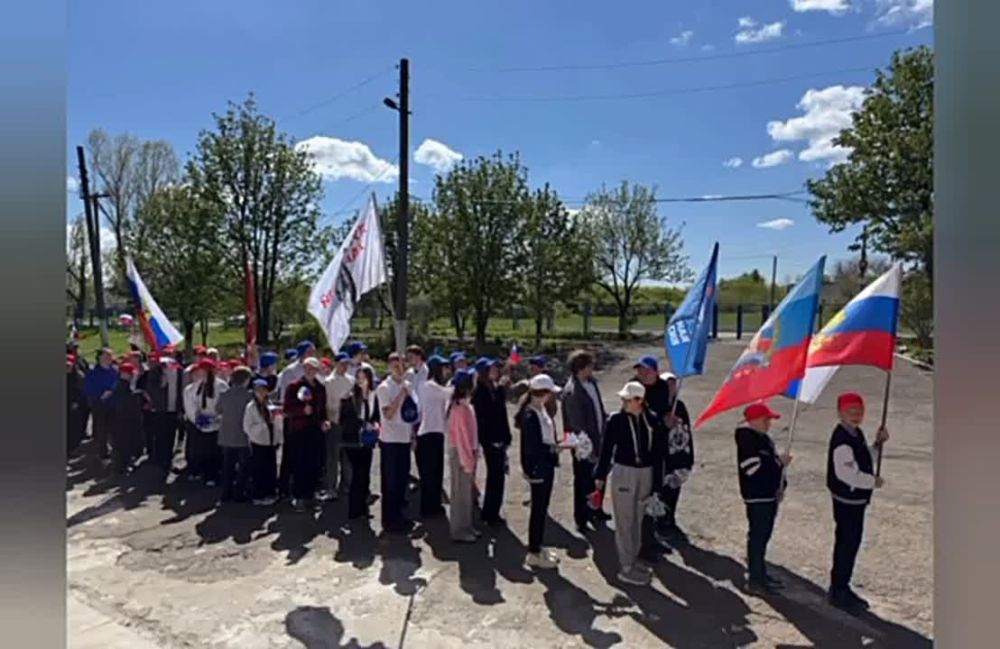 В селе Ребриково сотрудниками отдела по делам территорий Администрации совместно с учащимися ГБОУ ЛНР "Ребриковская СШ" был проведен парад к празднику 1 Мая