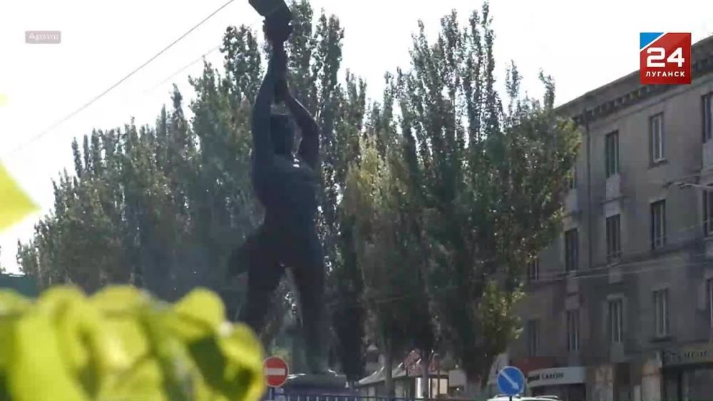 В День весны и труда представители профсоюзных движений и администрации Луганска возложили цветы к знаковым местам Города трудовой доблести