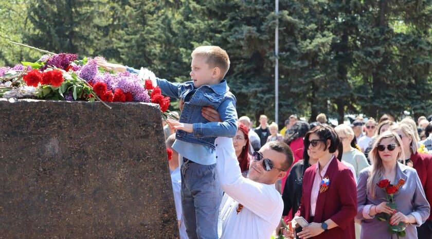 Жители Стаханова в Первомай возложили цветы к памятнику легендарному шахтеру