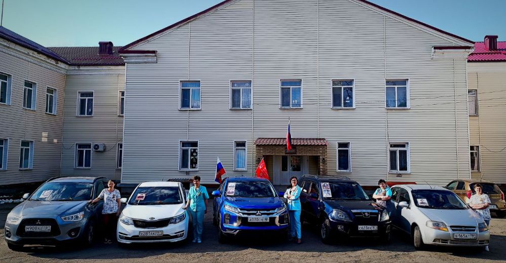 В преддверии празднования Дня Победы сотрудники Краснолучского перинатального центра приняли активное участие в патриотической акции «Бессмертный автополк»