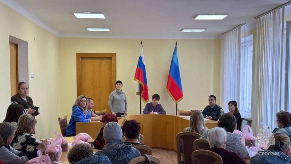 Сотрудники МЧС России провели встречу с представителями квартальных комитетов Стахановского городского округа