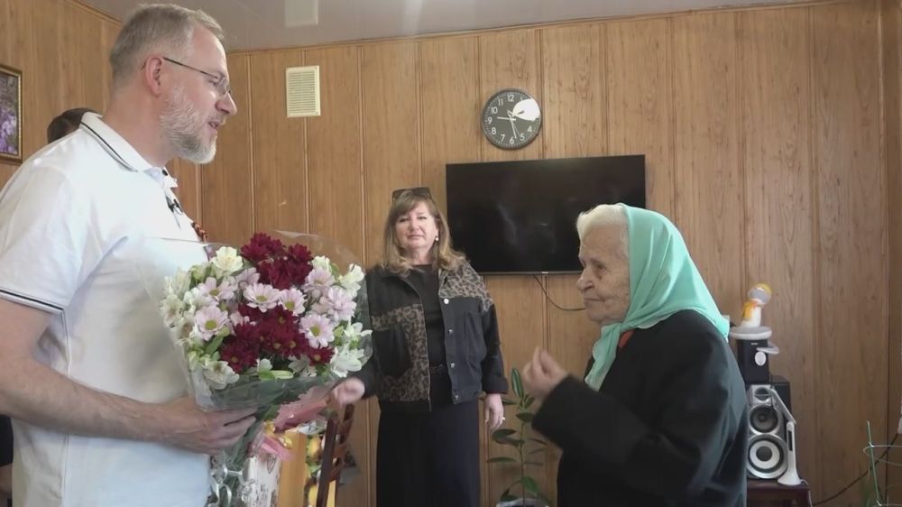 Сергей Колягин: Праздник Весны и Труда в нашем городском округе традиционно начинается с поздравления выдающейся жительницы города Первомайска, участника боевых действий Великой Отечественной войны – Надежды Стефановны...