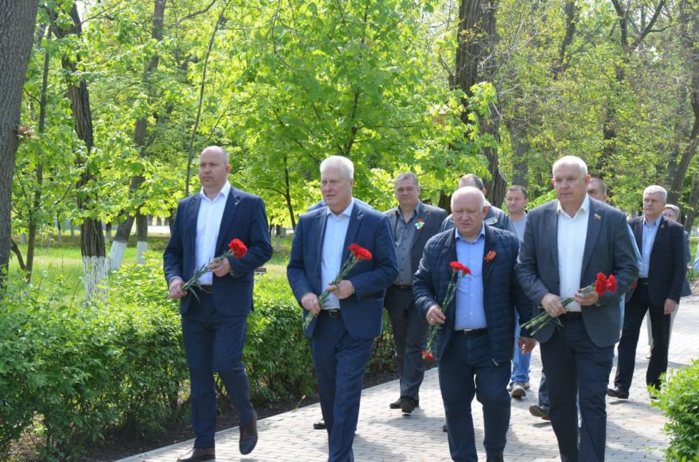 1Представители трудового коллектива ООО «Торговый дом «Донские угли» приняли участие в первомайском празднике, который состоялся в сердце Краснодона