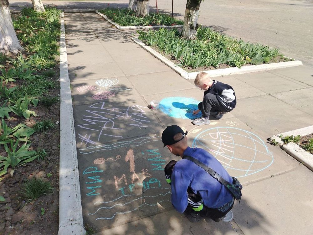 1 мая на территории Нагольно-Тарасовского Дома культуры прошёл конкурс рисунков на асфальте "Цветущий Май"