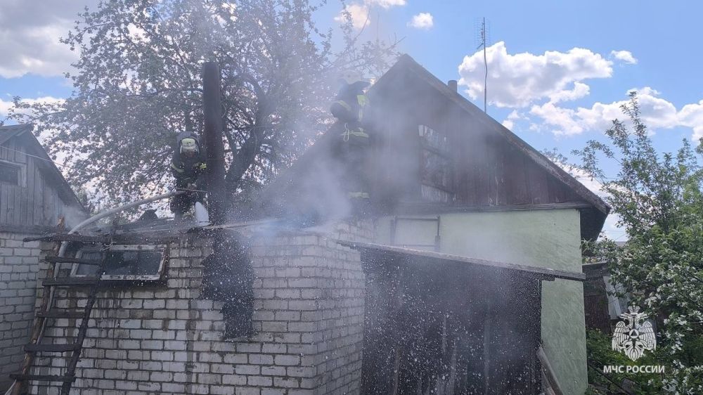 В ЛНР тушили пожар в поселке Новоайдар на частном подворье