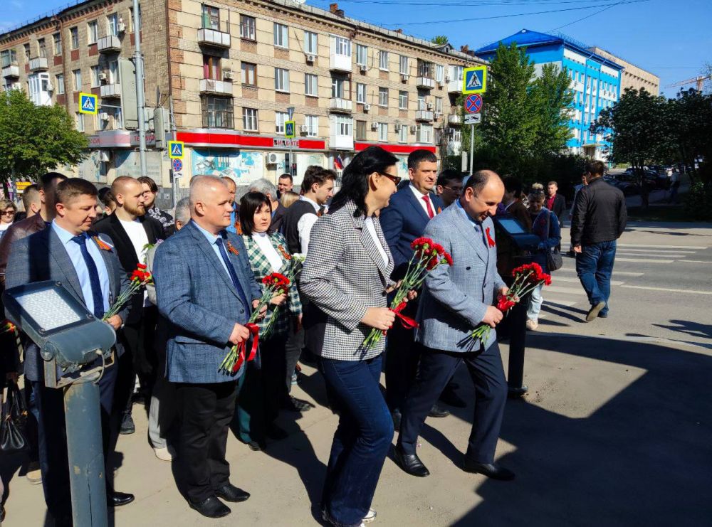 Константин Бутримов: В ДЕНЬ ПЕРВОМАЯ СОСТОЯЛОСЬ ТОРЖЕСТВЕННОЕ ВОЗЛОЖЕНИЕ ЦВЕТОВ К ПАМЯТНИКАМ, ПОСВЯЩЕННЫМ ЛЮДЯМ ТРУДА И ТРУДОВЫМ ПОДВИГАМ ЛУГАНЧАН