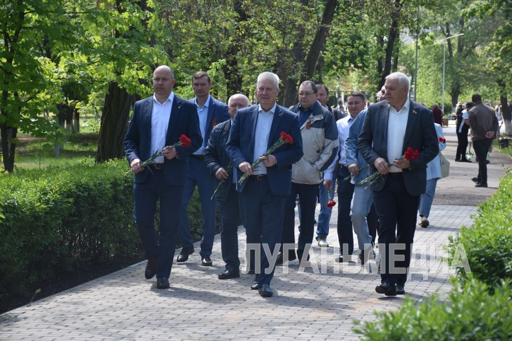 Жители Краснодона собрались в городском парке имени «Молодой гвардии», чтобы отметить 1 Мая - День солидарности трудящихся