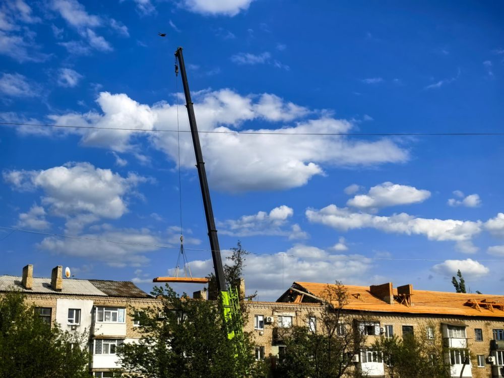 Сергей Козенко: В Краснодоне продолжаются работы по ремонту кровель в рамках специального инфраструктурного проекта, реализуемого в сотрудничестве с Тюменской областью