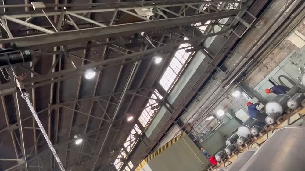 Константин Бутримов: ЧЕСТВОВАНИЕ ЧЕЛОВЕКА ТРУДА: Минпромторг ЛНР в День международной солидарности трудящихся наградил сотрудницу "ЛУГАМАШ"