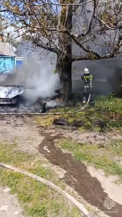 Спасатели МЧС России в кратчайшие сроки ликвидировали загорание автомобиля в Луганске