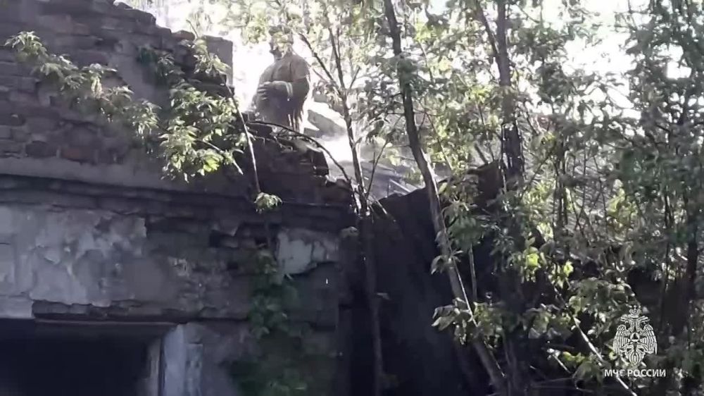 В Ирмино спасатели МЧС России оперативно справились с загоранием дома барачного типа