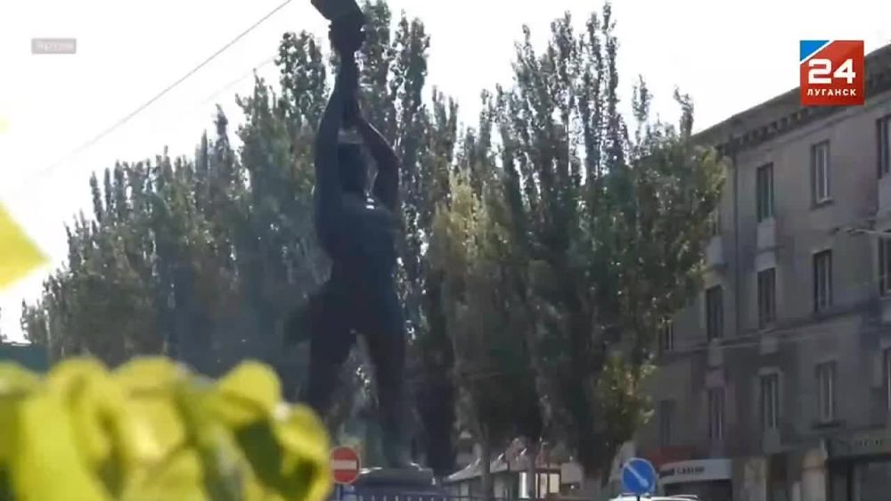 Константин Бутримов: В День Весны и Труда в Луганске возложили цветы к знаковым местам Города трудовой доблести