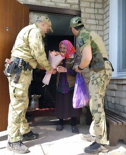 Росгвардейцы навестили участницу Великой Отечественной войны в ЛНР