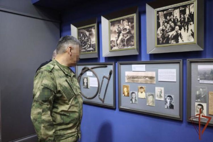 Военнослужащие и сотрудники Росгвардии посетили краснодонский музей «Молодая гвардия» в ЛНР