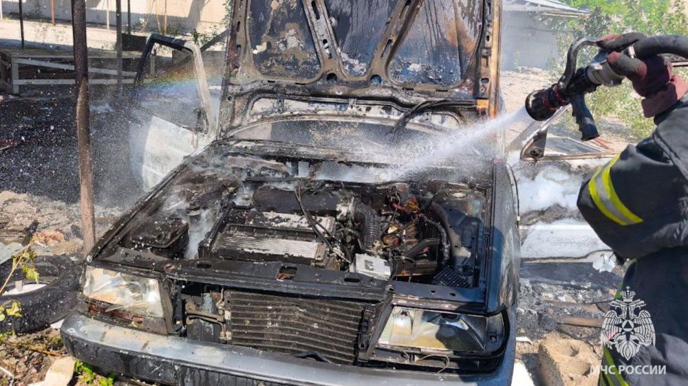 В Северодонецке спасатели МЧС потушили горящий автомобиль