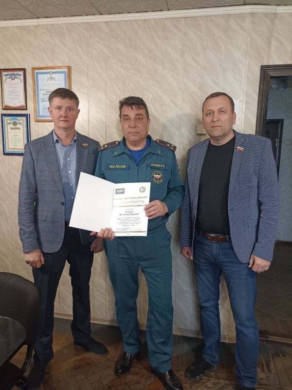 ДЕПУТАТЫ ЛДПР ПОЗДРАВИЛИ С ПРОФЕССИОНАЛЬНЫМ ПРАЗДНИКОМ СОТРУДНИКА МЧС В КРАСНОДОНЕ