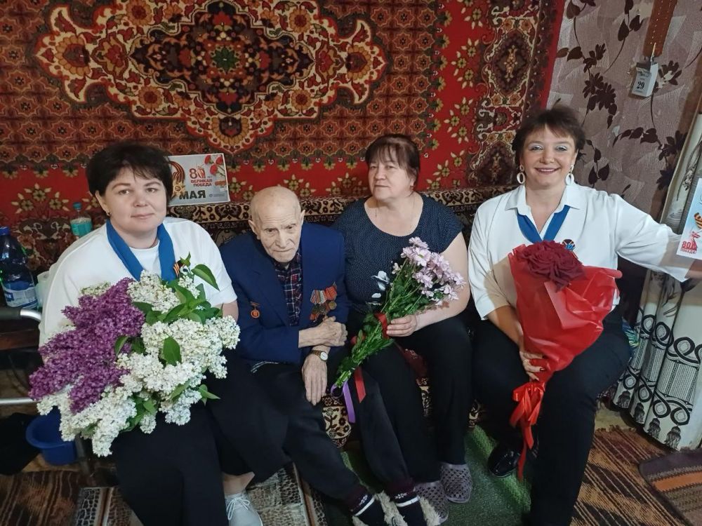 Представители СФР по ЛНР поздравили почетного жителя Луганска