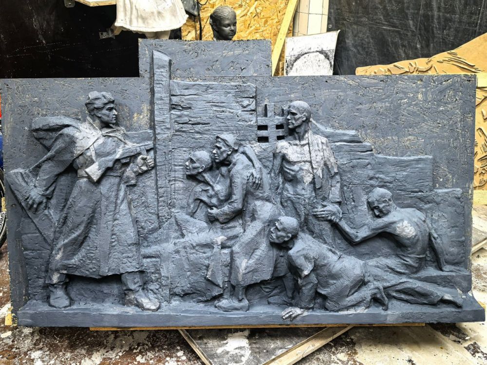 Луганские студенты спасли и восстановили горельеф в память об узниках концлагерей