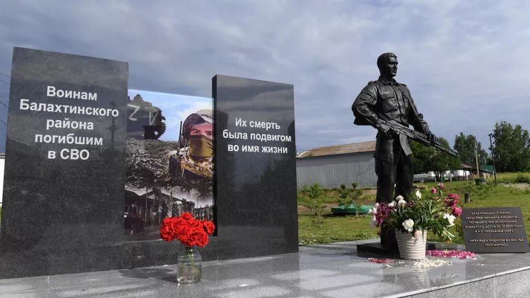 Военные связисты провели работы по восстановлению памятников, посвящённых героям Великой Отечественной войны в ЛНР