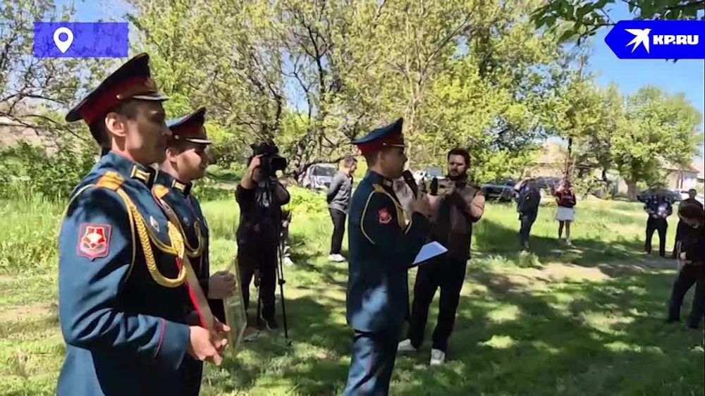 Ветерана Сергея Ткаченко поздравил военный ансамбль