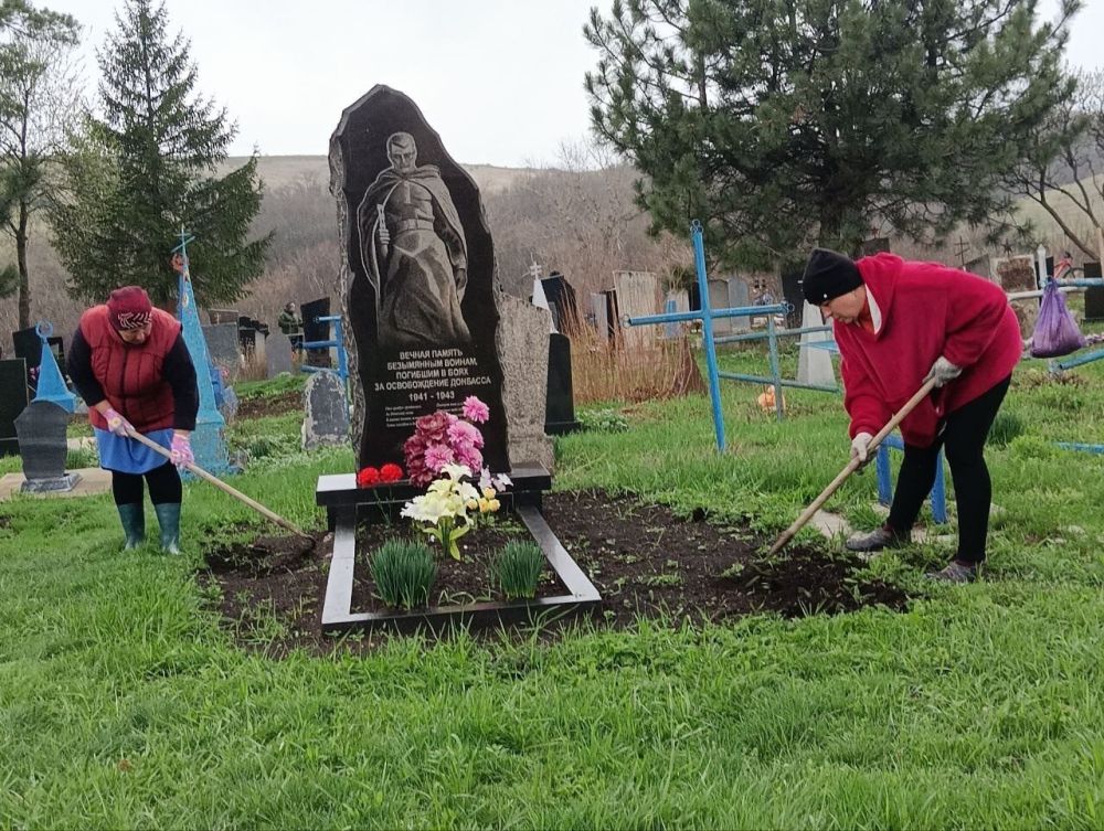 К 80-летию Великой Победы, с целью сохранения памяти, уважения к подвигу Героев Великой Отечественной войны силами сотрудников клуба, библиотеки, общественности приведен в порядок памятник Неизвестному солдату в селе...