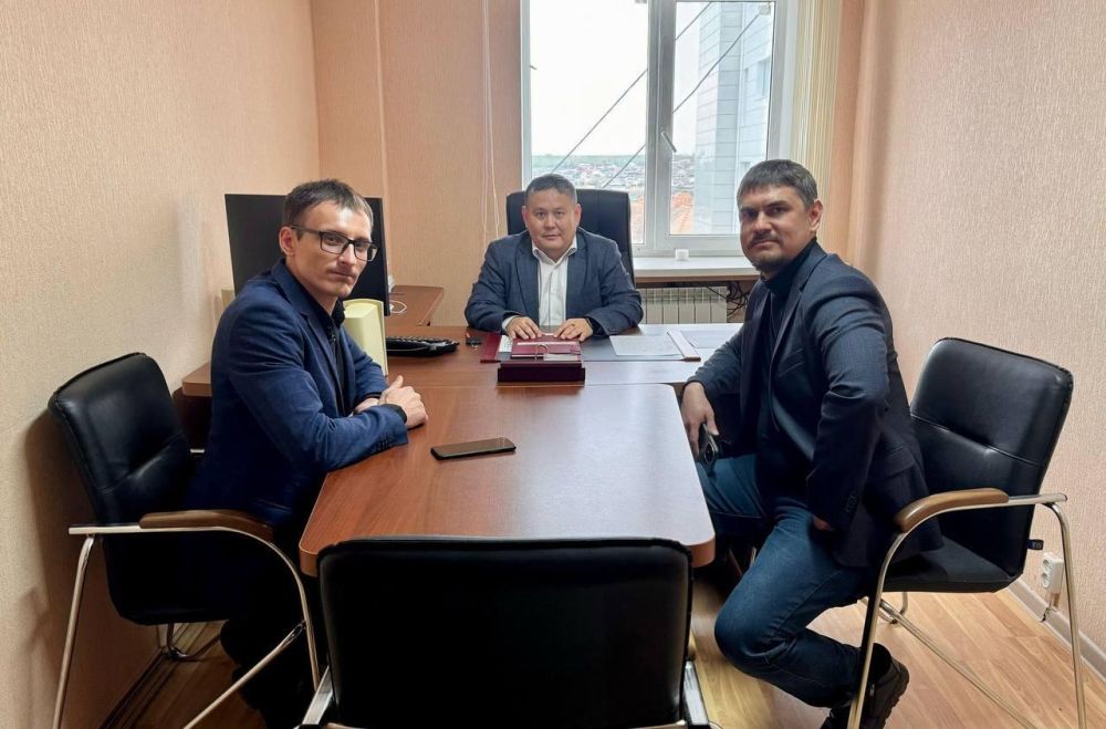 С рабочим визитом регион-шеф Республику Калмыкию посетили заместитель главы Администрации Антрацитовского округа Нияз Нурутдинов и начальник управления ЖКХ Сергей Сердюков