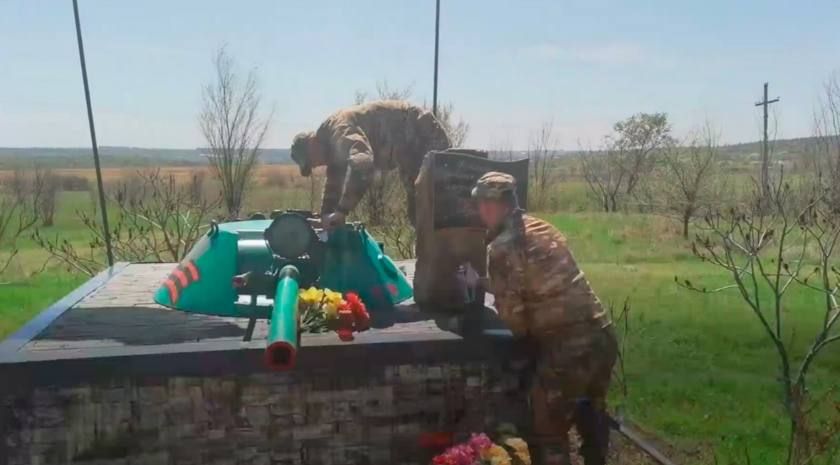 Военнослужащие группировки войск «Запад» Вооруженных сил России восстановили в ЛНР памятники героям Великой Отечественной войны и участникам ополчения