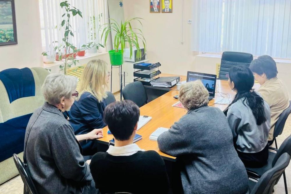 Специалисты Антрацитовского комплексного центра социального обслуживания населения провели ВКС-совещание с участием специалистов Министерства социального развития, труда и занятости Калмыкии, Республиканского комплексного...