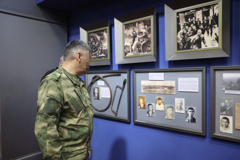 В рамках патриотической акции #80шаговВеликойПобеды участвующие в СВО росгвардейцы посетили краснодонский музей «Молодая гвардия»