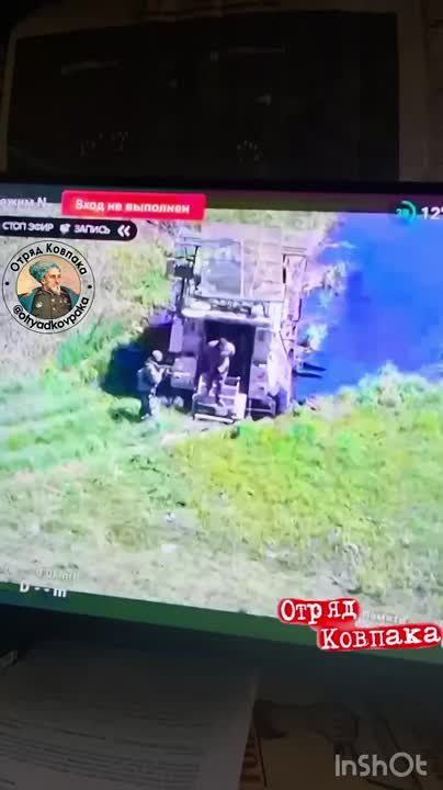 Много мата. Пехота - "Богиня полей" На Северодонецком направлении мотострелковые подразделения в ходе наступательно-штурмовых действий наши парни взяли 4 пленных ВСУшника и привезли их в своё расположение, на их же...