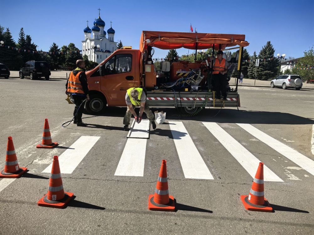 Сергей Козенко: В рамках муниципального контракта сотрудники ООО «Дорожник» проводят работы по нанесению дорожной разметки на улицах Краснодона